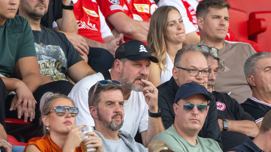 Ex-Union-Trainer Steffen Baumgart (M.) und Ex-Union-Manager Nico Schäfer (daneben) sahen das erste Lustrinelli-Spiel auf der Tribüne.