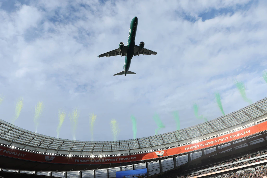 Ein Flugzeug überfliegt vor einem Rugby-Testspiel zwischen Südafrika und Neuseeland das DHL Stadium in Kapstadt.