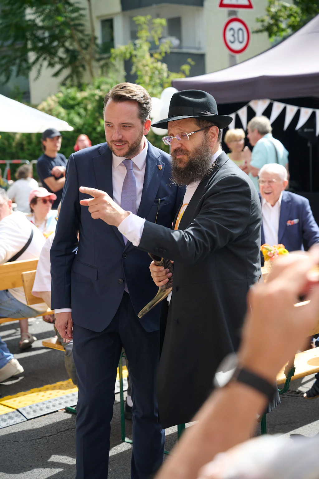 Yehuda Teichtal ließ es sich nicht nehmen, möglichst jeden Gast persönlich zu begrüßen.
