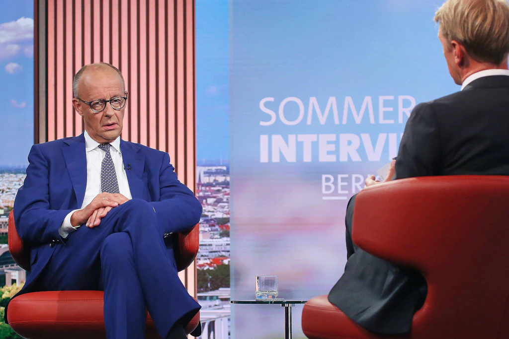 Sommerinterview im ARD-Hauptstadtstudio: Bundeskanzler Friedrich Merz (CDU) stellt sich den fragen von Markus Preiß.