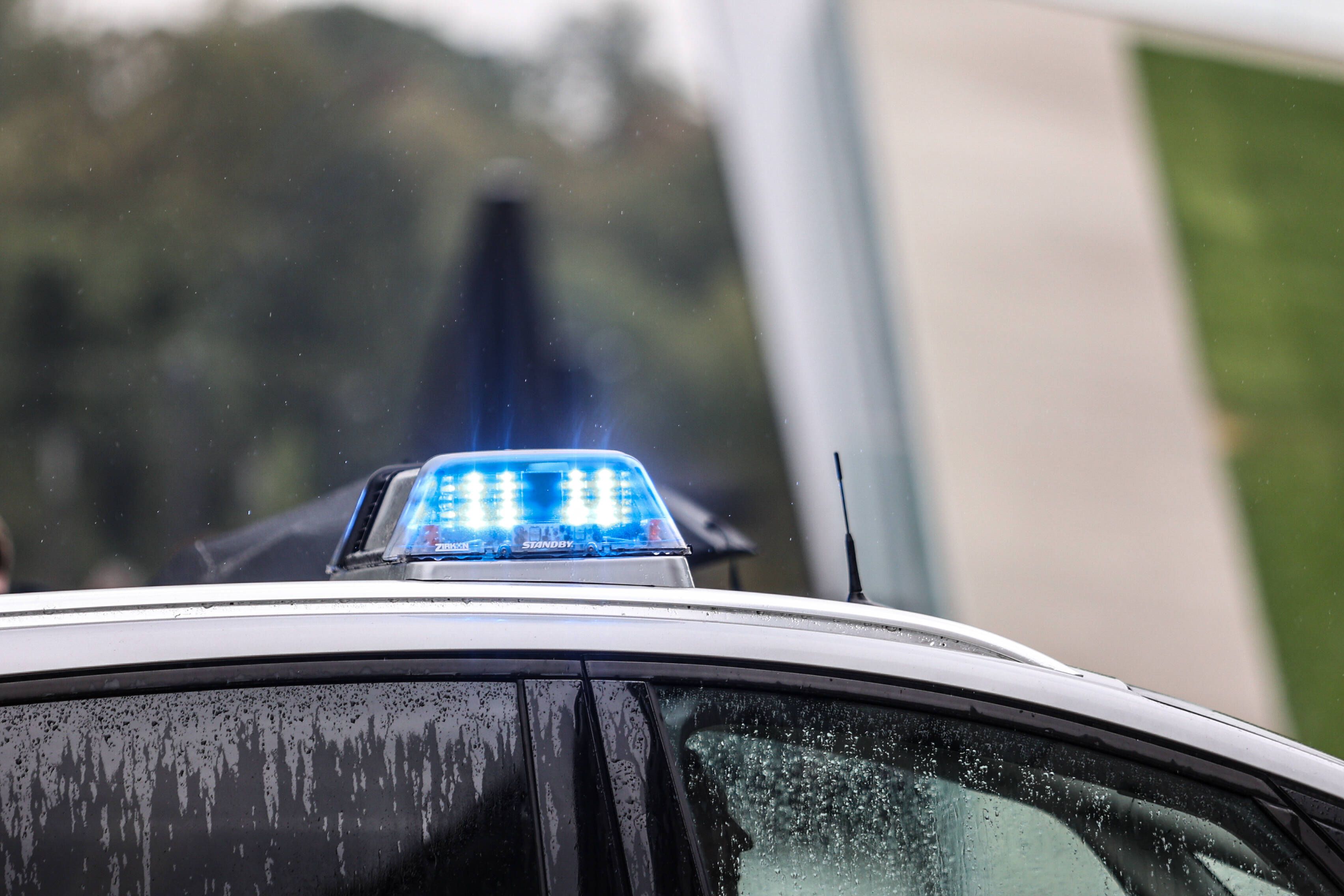 Schüsse beim Techno-Rave – junge Frau (22) tot, mehrere Verletzte