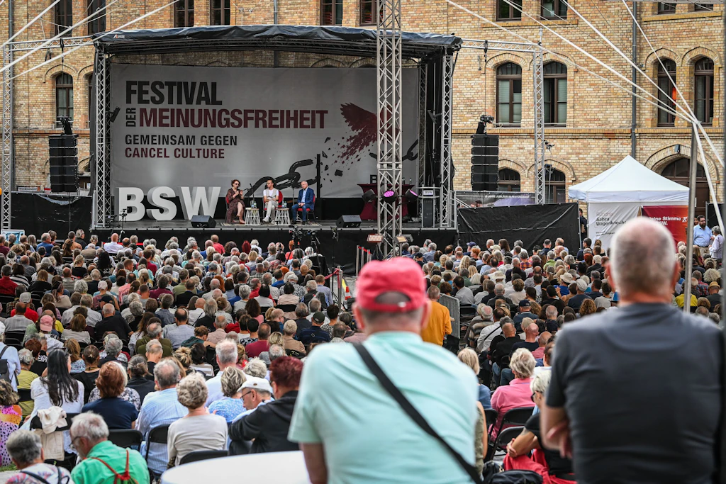 Zuhörer beim vom BSW veranstalteten „Festival der Meinungsfreiheit – Gemeinsam gegen Cancel Culture“ in der Festung Mark.