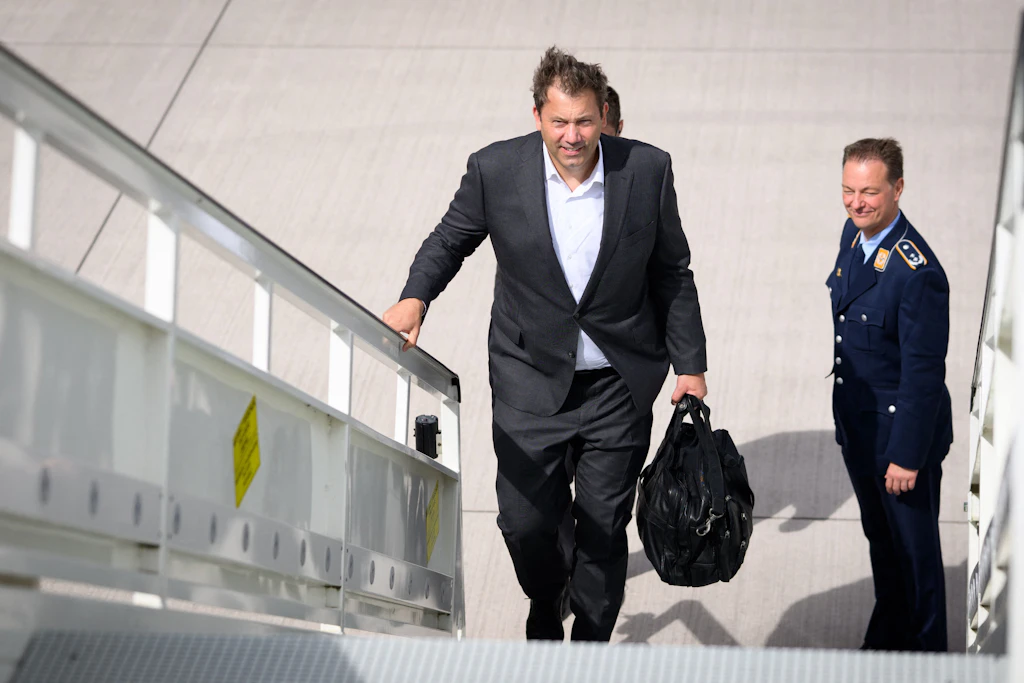 Lars Klingbeil (SPD), Bundesminister der Finanzen, kann nicht wie geplant an der Kabinettssitzung teilnehmen.