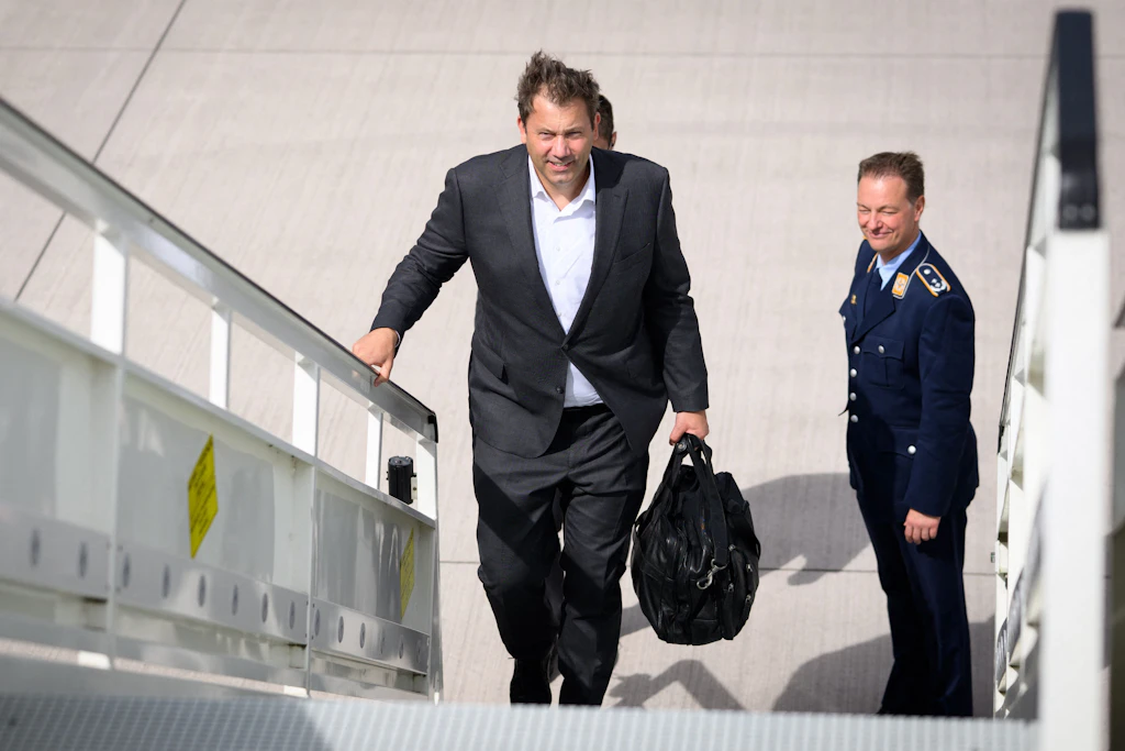 Panne bei Klingbeils Regierungsflieger: Finanzminister verpasst Sitzung zu eigener Steuerreform