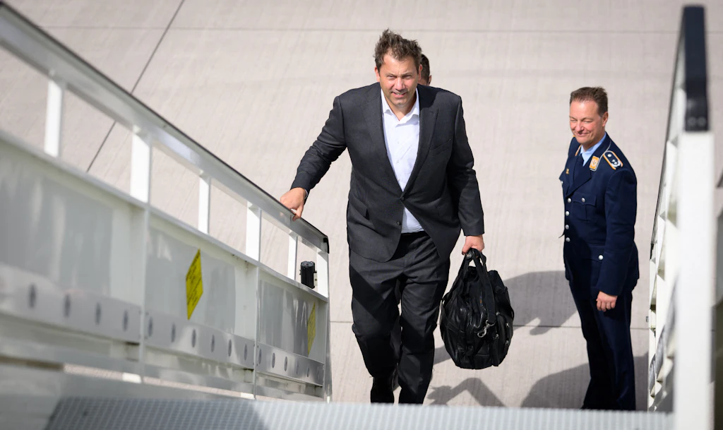Panne bei der Rückkehr: Klingbeils Regierungsflieger bleibt am Boden