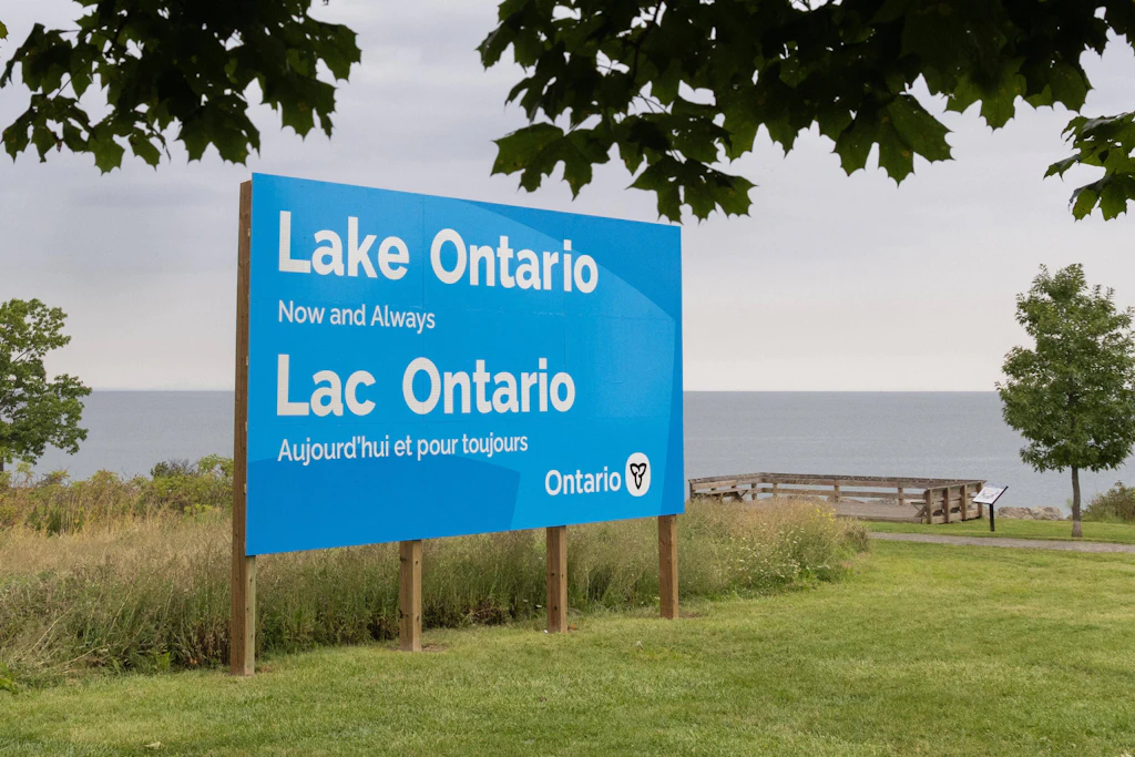 Ein Schild mit der Aufschrift „Lake Ontario Now and Always“ in Hamilton, Kanada.
