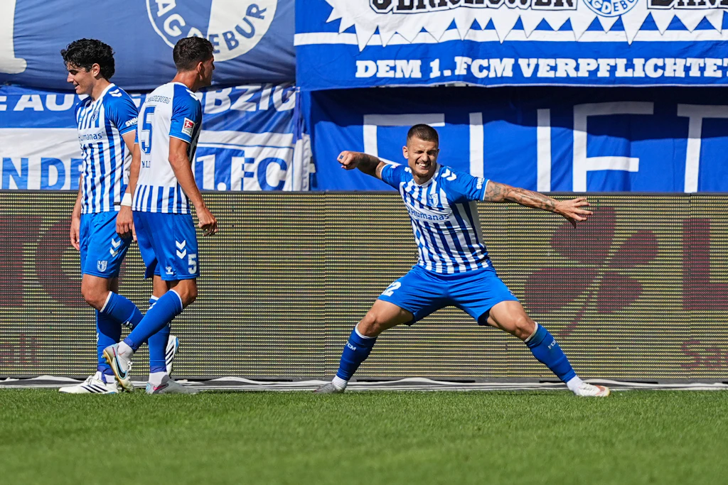 Mateusz Zukowski (r.) feiert über seinen Treffer zum zwischenzeitlichen 1:0 für den 1.FC Magdeburg im Spiel gegen Holstein Kiel.