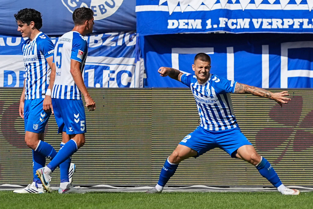 Mateusz Zukowski (r.) feiert über seinen Treffer zum zwischenzeitlichen 1:0 für den 1.FC Magdeburg im Spiel gegen Holstein Kiel.