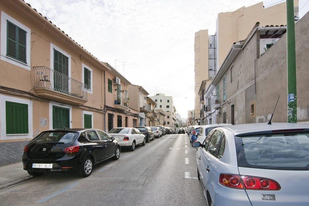 Eine Wohnstraße in Spanien: Statt in der bewachten Garage stand der Wagen des Paares zwischen den Autos von Anwohnern. (Symbolbild)