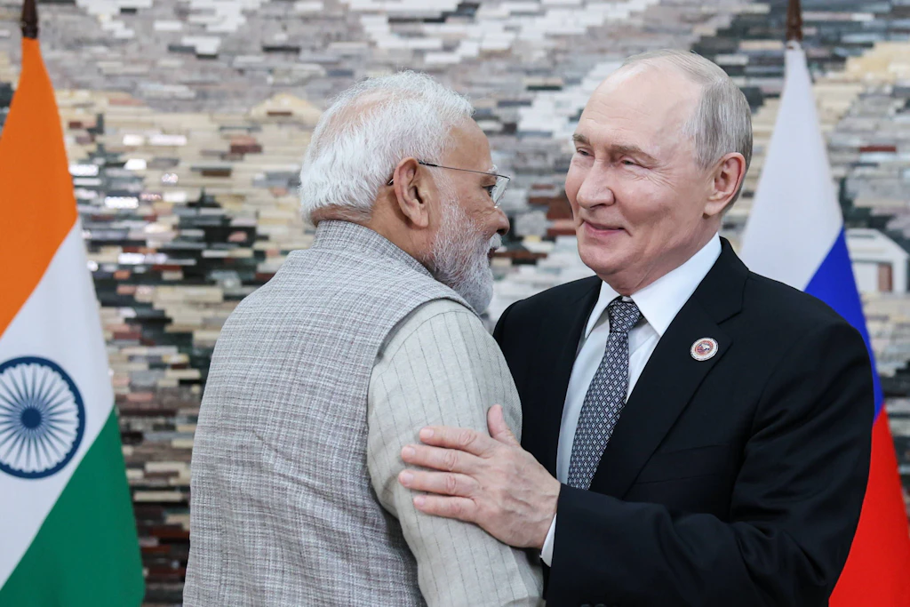 Der russische Präsident Wladimir Putin begrüßt den indischen Premierminister Narendra Modi bei einem Treffen am Rande des SCO-Gipfels 2026 in Bischkek