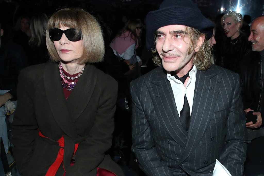 John Galliano und Unterstützerin Anna Wintour: Die für 2027 geplante Met-Ausstellung wurde nach heftiger Kritik abgesagt.