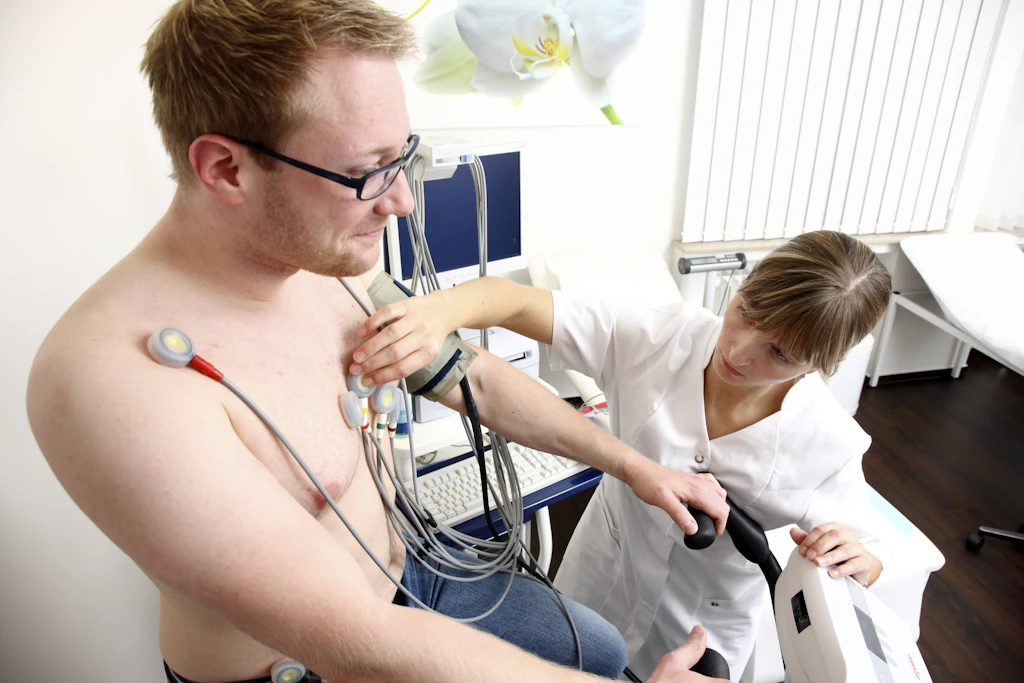 Eine Untersuchung mit einem Belastungs-EKG zur Messung der Herzfunktionen.