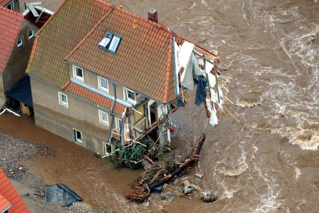 Die sogenannte Jahrhundertflut&nbsp;von 2002 – hier Zerstörungen im sächsischen Weesenstein – hatte als Ursache eine Vb-Wetterlage (Fünf-b).