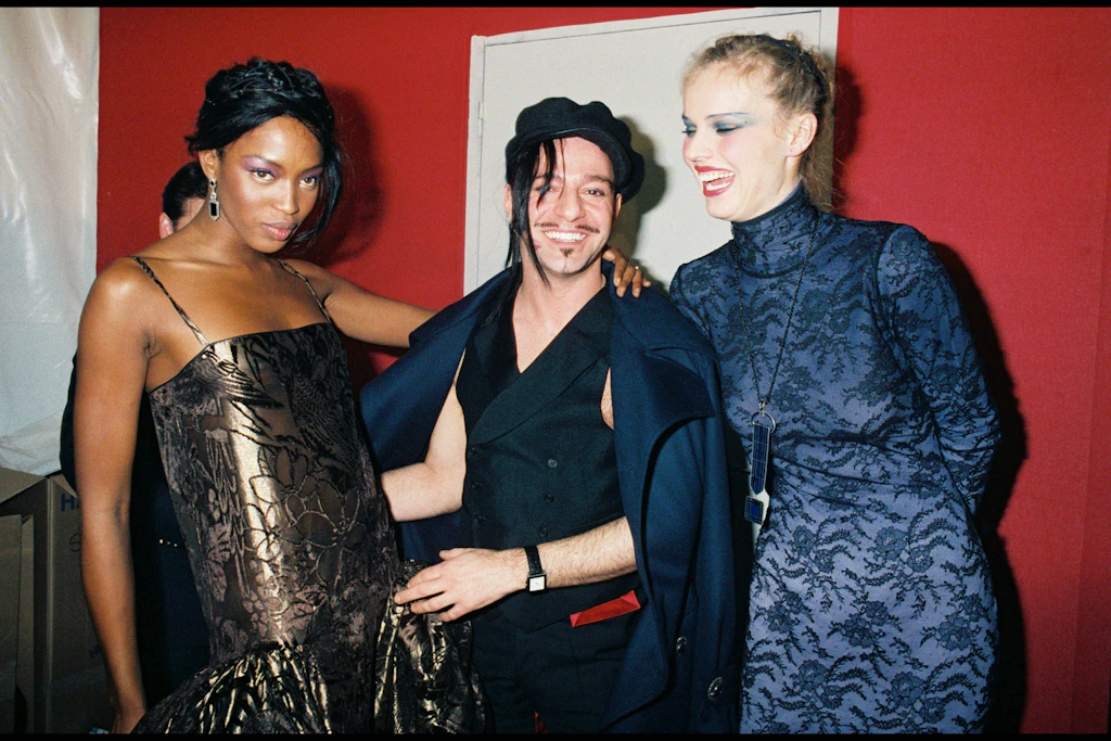John Galliano backstage bei der Christian-Dior-Prêt-à-porter-Show für Herbst/Winter 1998/99 in Paris, neben Naomi Campbell und Eva Herzigová