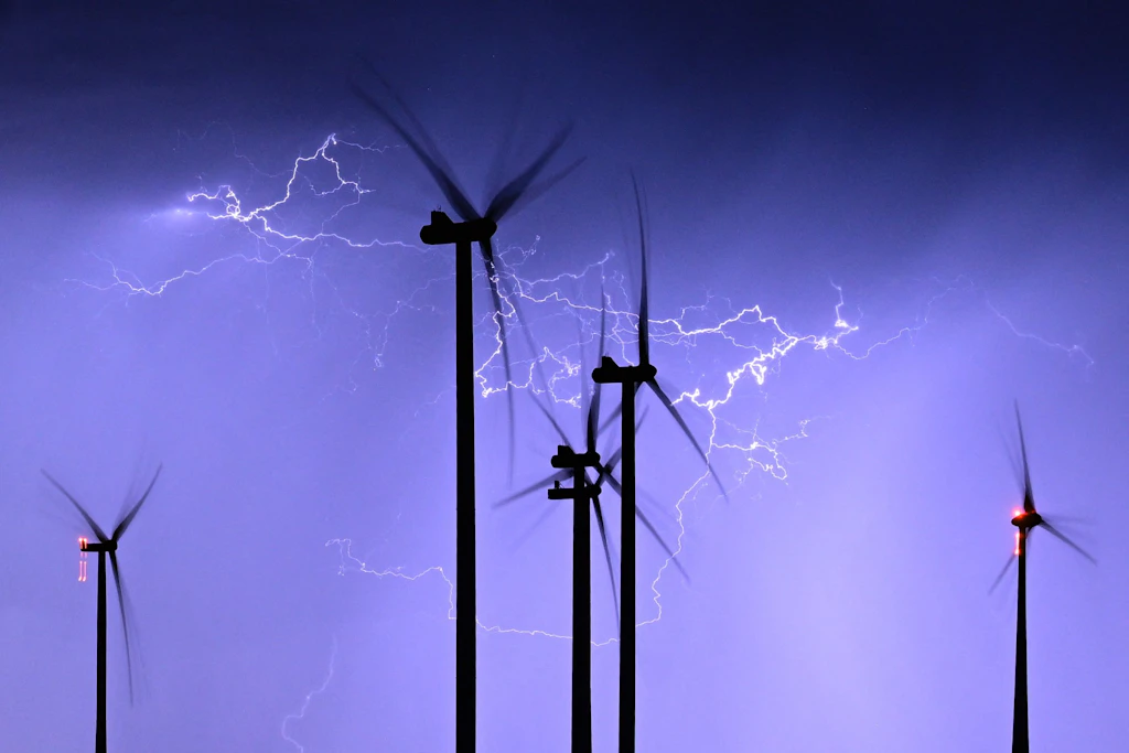 Wem gehört das Land, auf dem Windräder stehen? Wer profitiert? Ein Windpark in Brandenburg.