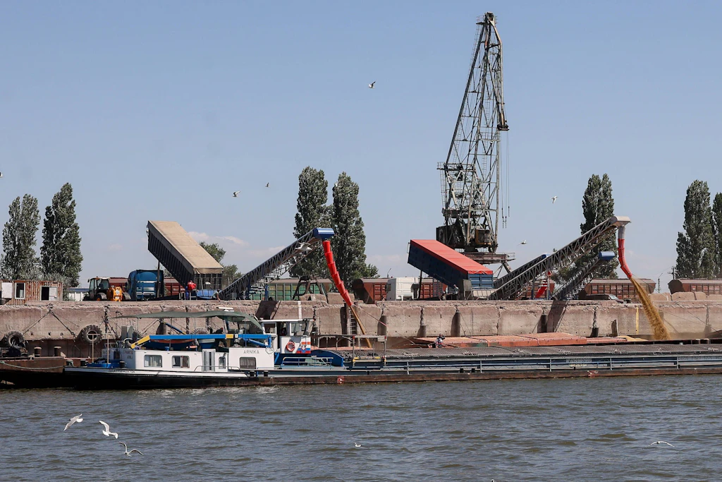 Umschlag von Getreide aus Frachtschiffen auf Lastkähne im ukrainischen Donauhafen Reni im Jahr 2022