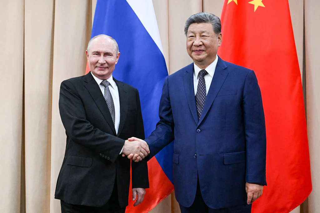 Der russische Präsident Wladimir Putin (l.) und der chinesische Präsident Xi Jinping schütteln sich während eines Treffens im Hotel Hyatt Regency Bischkek die Hände.