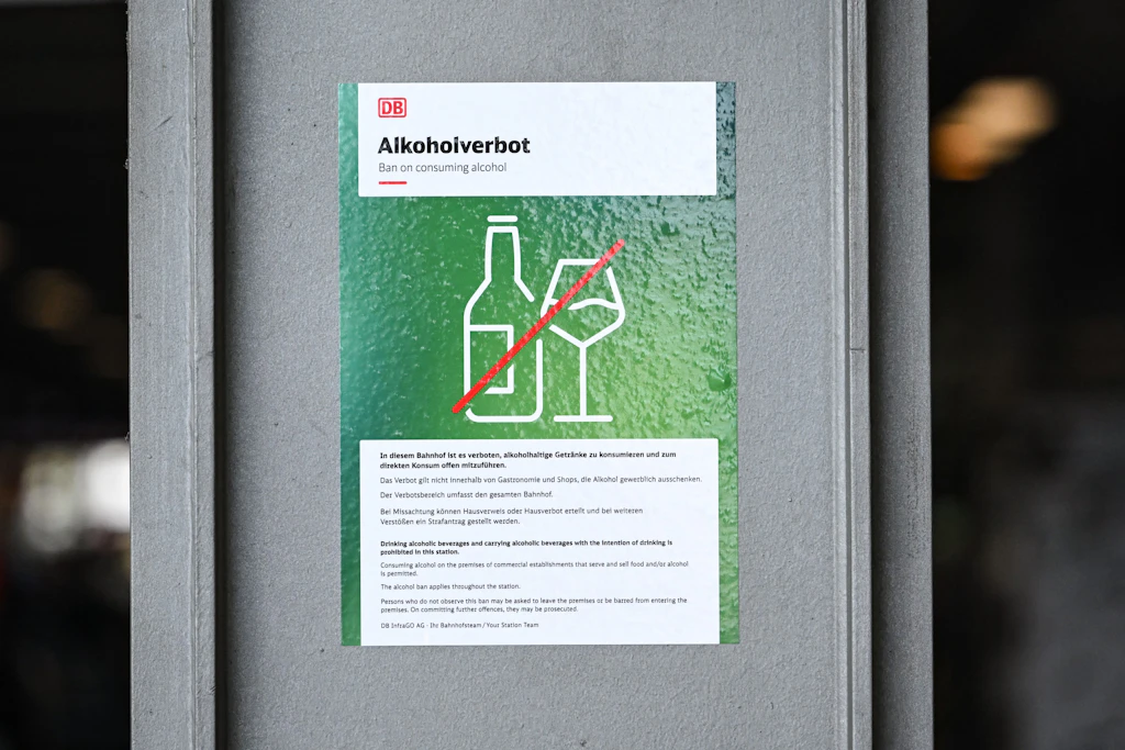 Schilder weisen auf das Alkoholverbot am Berliner Hauptbahnhof hin.
