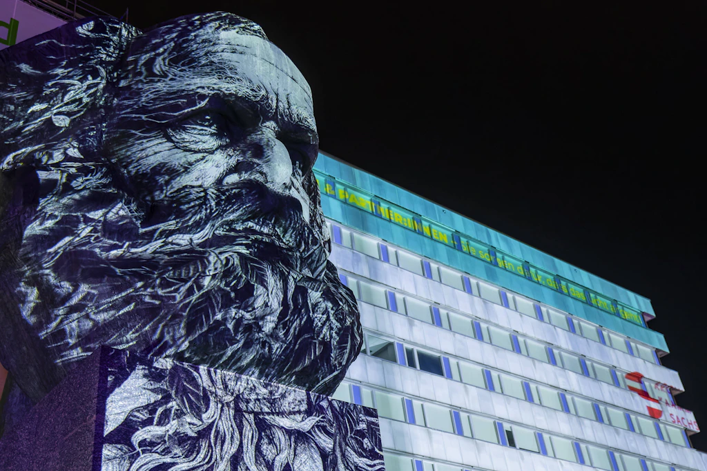 Das Karl-Marx-Monument während des Chemnitzer Lichtkunstfestivals im Jahr 2024