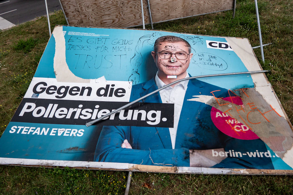 Ein zerstörtes Plakat der CDU