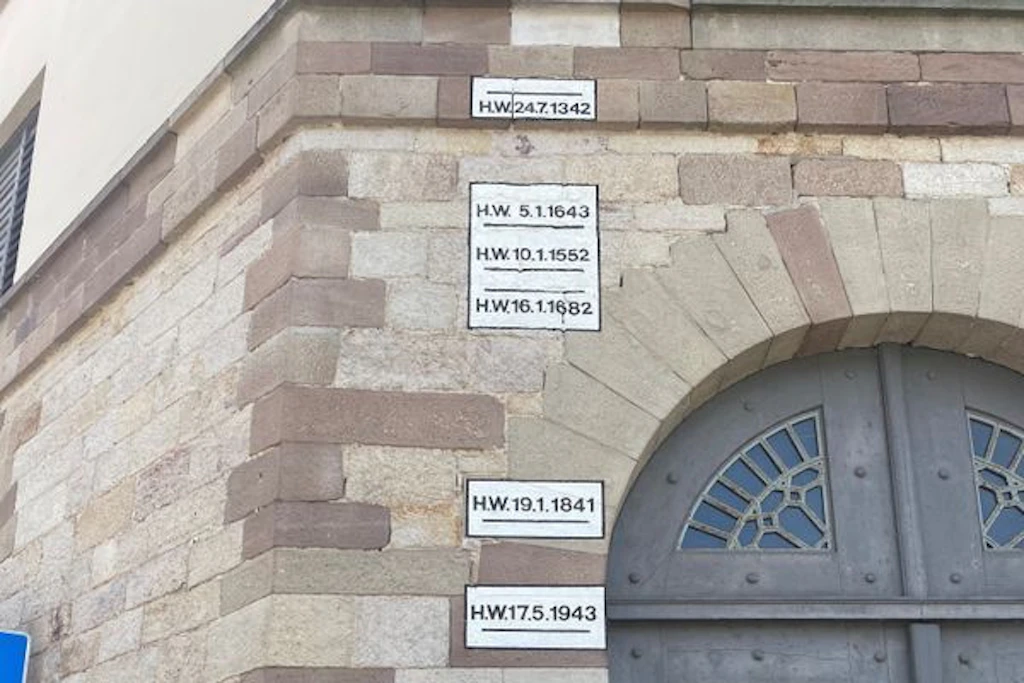 Hochwassermarkierungen in Hann. Münden im südlichen Niedersachsen. Ganz oben die Höhe der Werra im Juli 1342