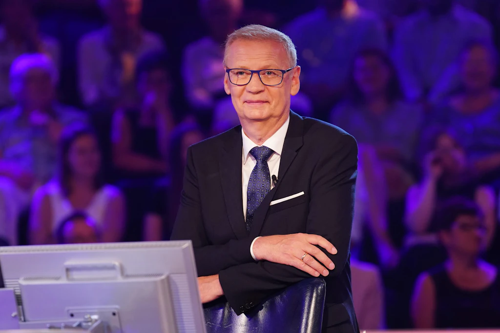Günther Jauch moderiert „Wer wird Millionär?“ seit 1999. Jeden Montag präsentiert er spannende Fragen, bei denen die Zuschauer mitraten dürfen.