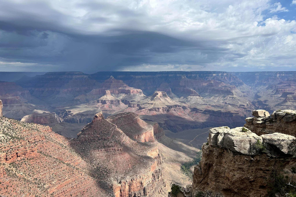 Ein Sturm zieht über dem Grand-Canyon-Nationalpark auf.