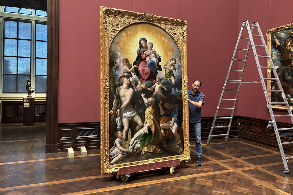 Ein ganz besonderer Schatz der Ausstellung ist das über vier Jahre restaurierte Correggio-Gemälde „Madonna des heiligen Sebastian“ (um 1524).