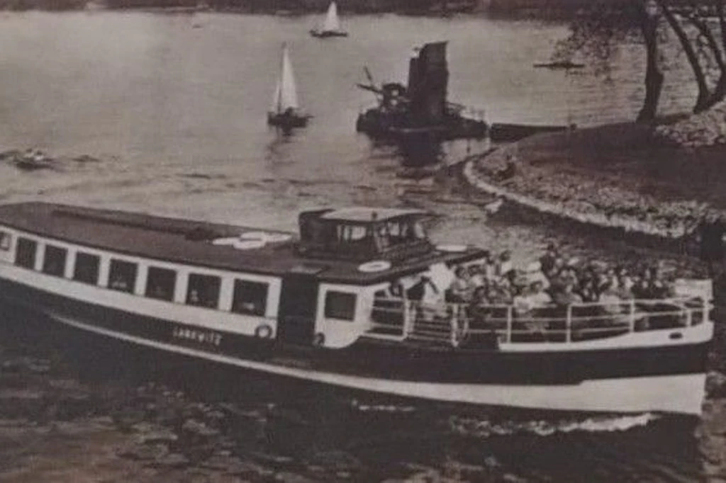 Als Motorschiff „Lankwitz“ war das Schiff bis Kriegsende auf den Berliner Seen als Fahrgastschiff unterwegs – wurde dann in den Kriegswirren versenkt.