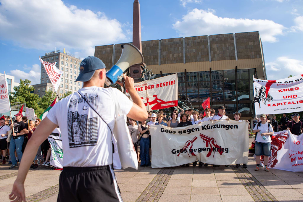 Demonstration in Leipzig vor dem Gewandhaus im Juni 2026: Der Roman „Wir alle“ spielt in einer nervösen Gegenwart.