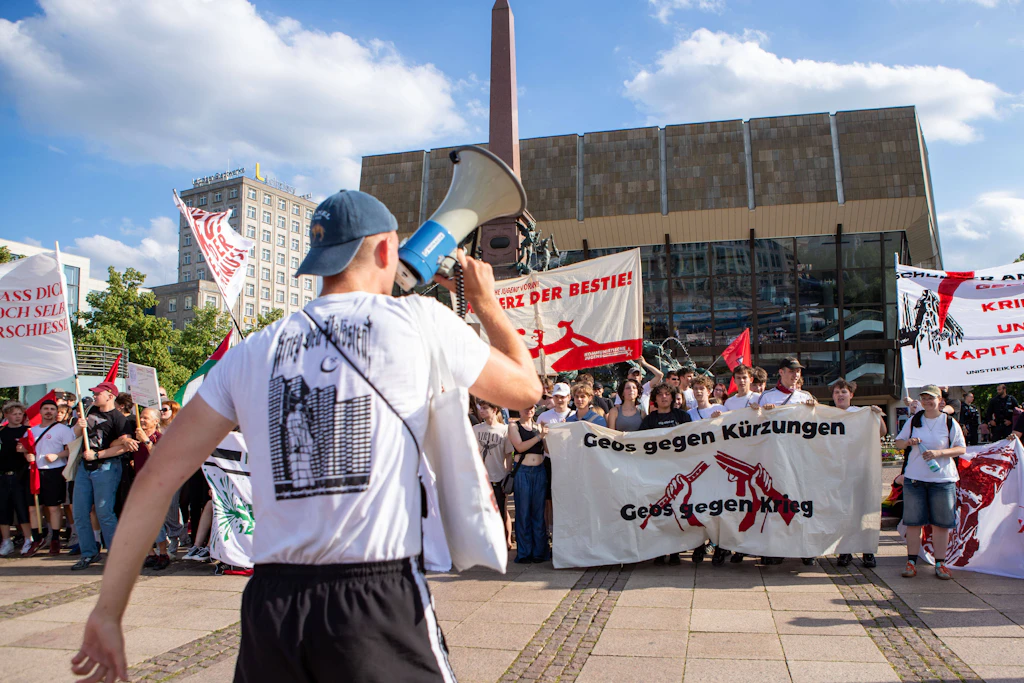 Demonstration in Leipzig vor dem Gewandhaus im Juni 2026: Der Roman „Wir alle“ spielt in einer nervösen Gegenwart.