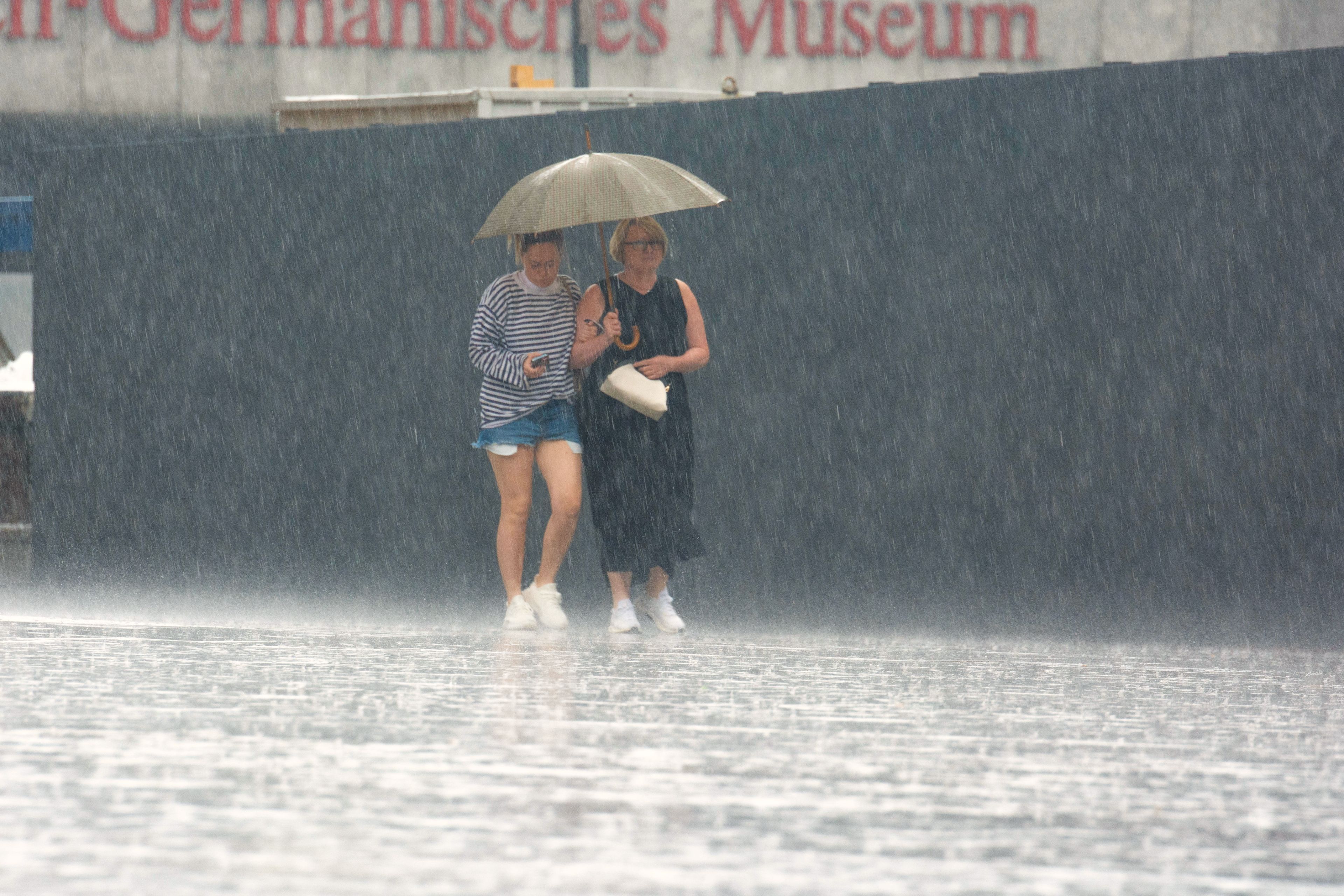 Gewitter-Alarm: Bis zu 20 Liter Starkregen! Wann und wo es heute am stärksten kracht