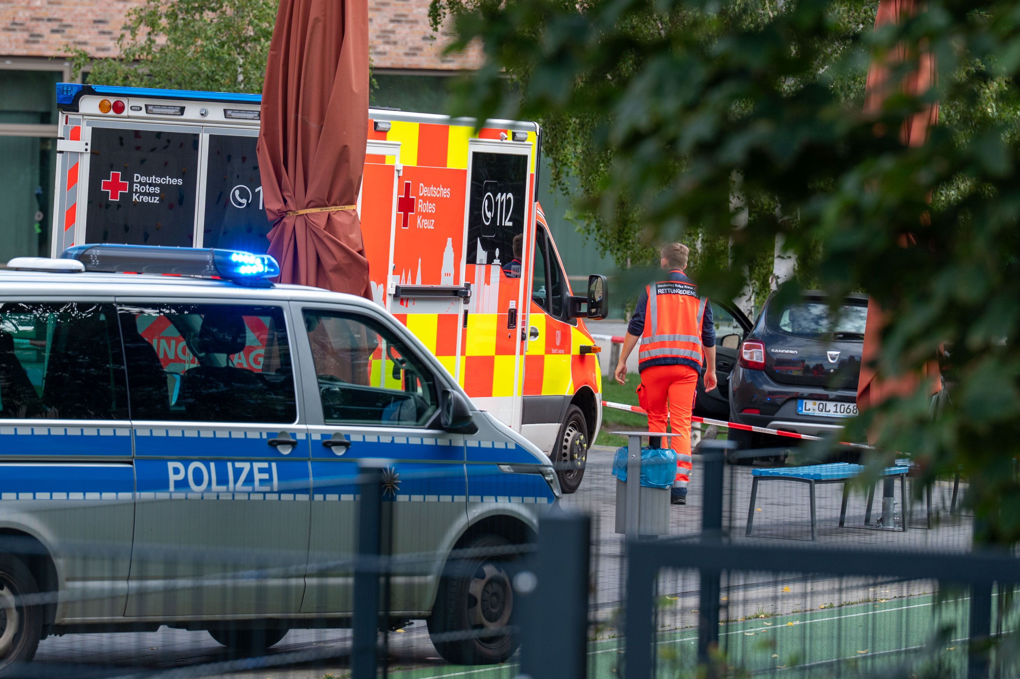 Seniorin rast mit Auto auf Schulhof in Leipzig: Siebenjährige verletzt