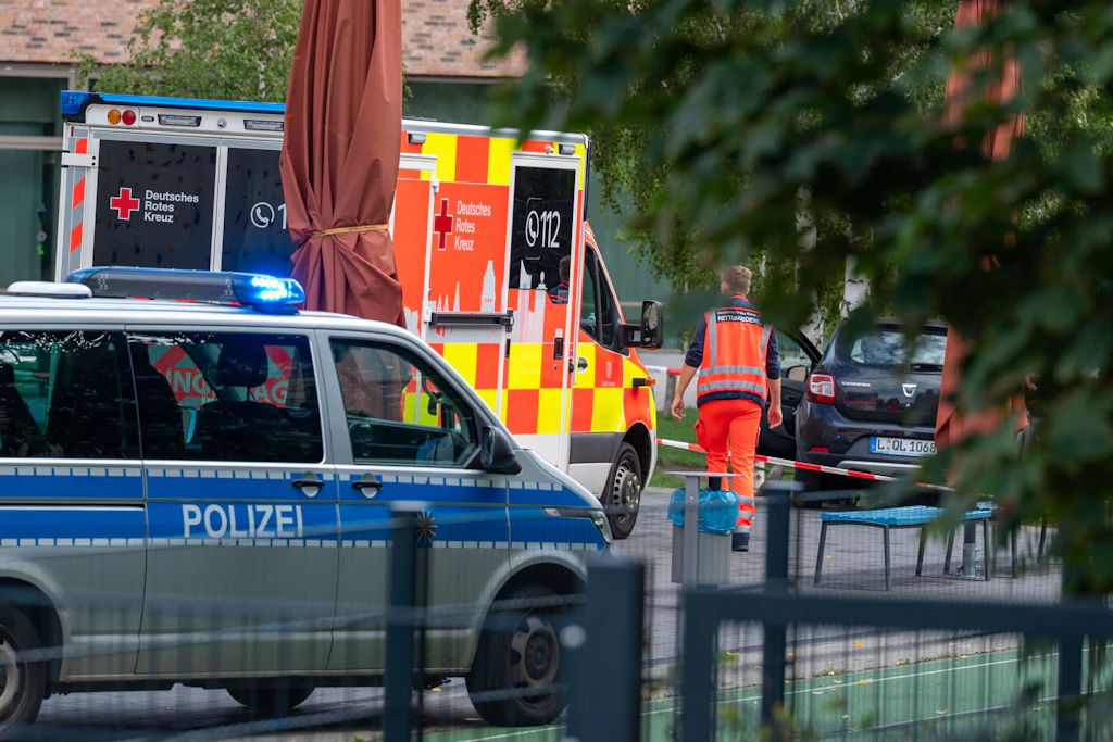 Rettungswagen und Polizei eilten am Montagmittag in eine Grundschule in Leipzig. Dort war ein Auto auf den Schulhof gerast. 