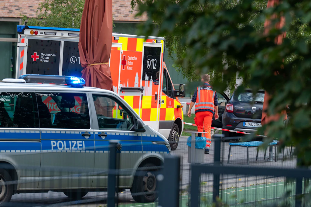 Seniorin rast mit Auto auf Schulhof in Leipzig: Siebenjährige verletzt
