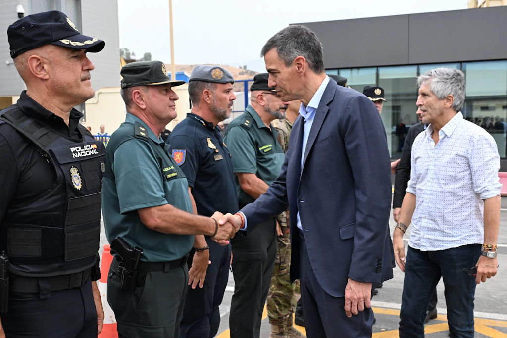 Spaniens Ministerpräsident Pedro Sánchez (Mitte) bei einem Besuch in Ceuta nach dem Massenandrang Ende Juli.