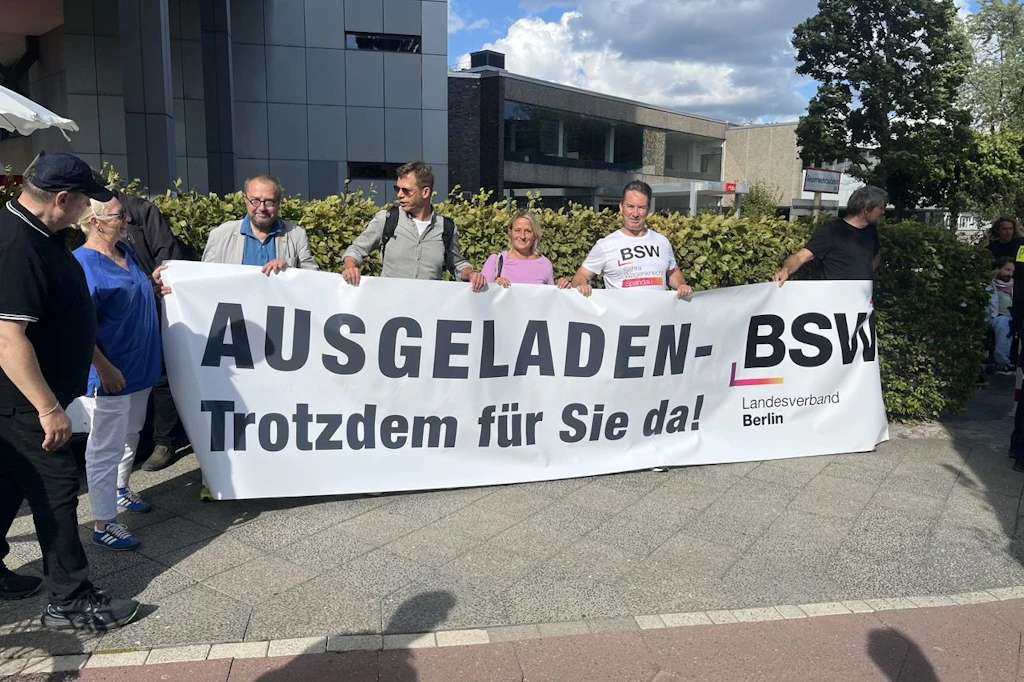 BSW-Protest vor dem RBB-Haus