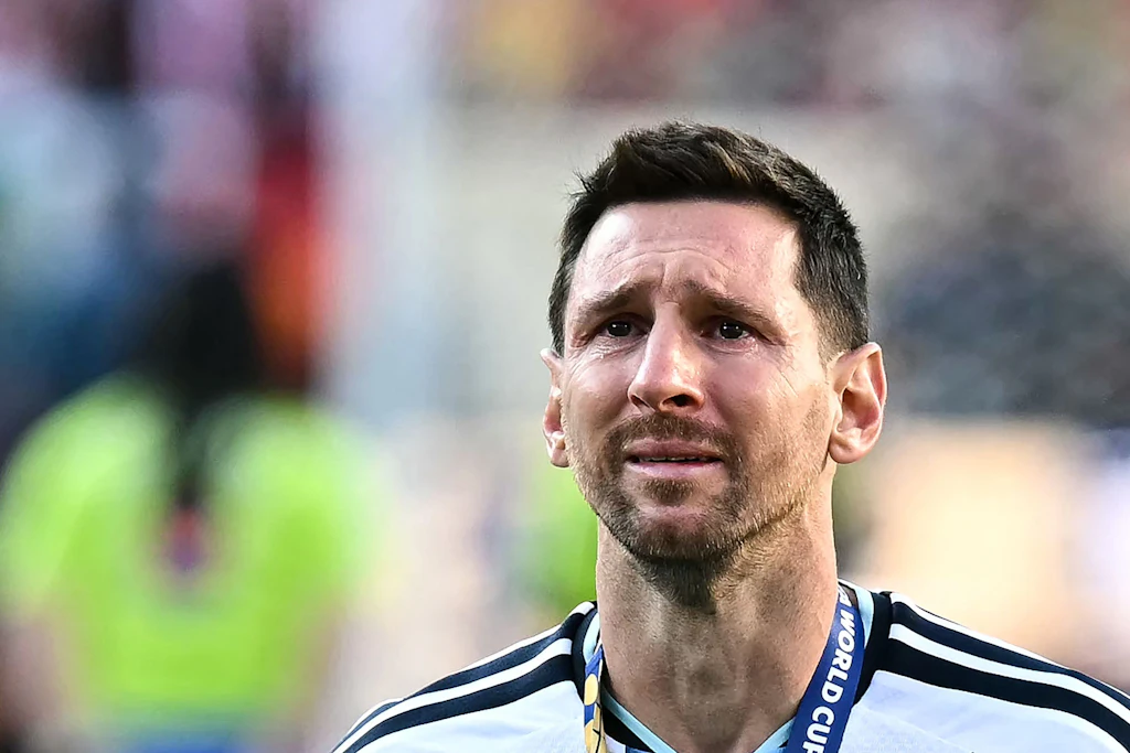 Lionel Messi weint während der Pokalzeremonie am Ende des WM-Finalspiels 2026