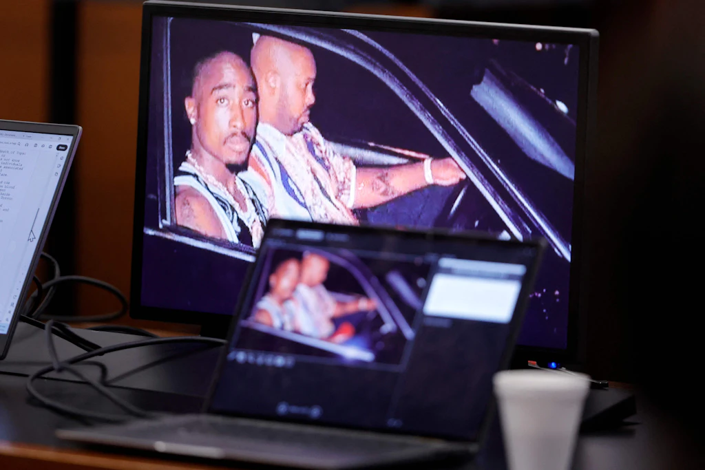 Ein Foto von Tupac Shakur (l.) und Marion „Suge“ Knight aus dem Jahr 1996 wird während des Prozesses gezeigt.