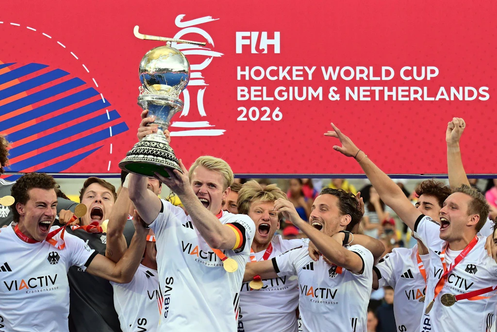 Deutschlands Hockey-Herren sind nach dem Titelgewinn nun geteilter Rekordweltmeister mit Pakistan. Mittendrin: der gebürtige Köthener Hannes Müller (r.)