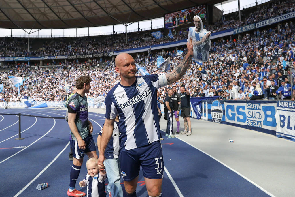 Im Mai verabschiedete sich Toni Leistner von den Hertha-Fans in der Ostkurve. Der Ex-Union-Spieler sagte: Berlin ist Blau-Weiß!
