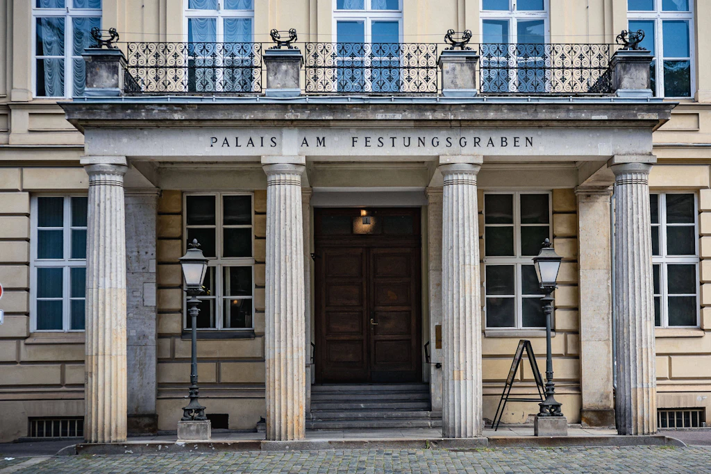 Der Eingang des Palais am Festungsgraben direkt neben dem Gorki