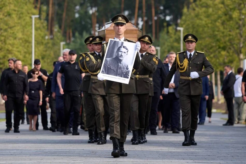 Am 18. August 2026 wurden die sterblichen Überreste des ukrainischen Nationalistenführers Jewhen Konowalez in Kiew beigesetzt.<b>&nbsp;Auch&nbsp;</b>Präsident Wolodymyr Selenskyj nahm an der Zeremonie auf dem Nationalen Militärfriedhof teil.