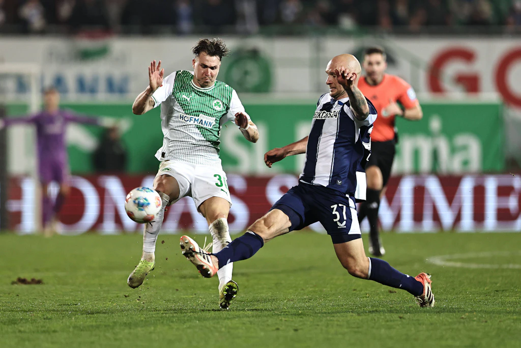 Toni Leistner lieferte über drei Jahre einen Top-Job in der Abwehr bei Hertha BSC ab. Hier mit Grätsche gegen Fürths Felix Klaus.