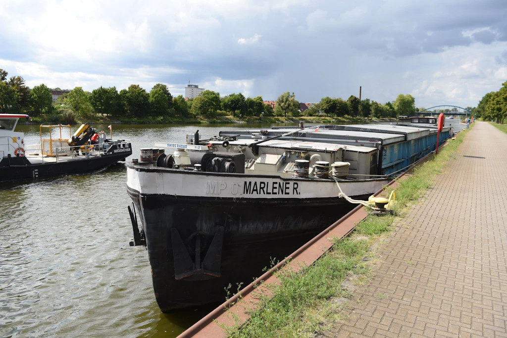 Sorgt für Unmut: Die „Marlene R.“ liegt am Silokanal vor Anker.