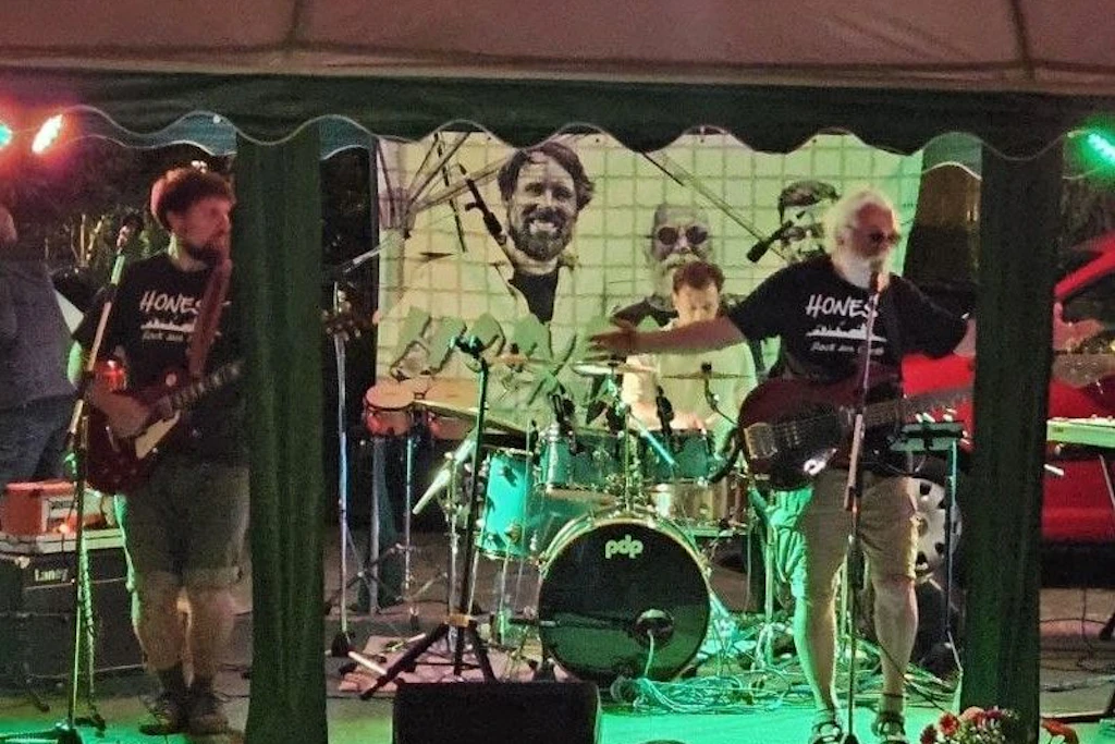 Wenn der Opa mit dem Enkel: Seit 15 Jahren spielt die Musik in Barth – in Person von Uwe Grawe, der mit seinem Enkel Timmy und Gitarrist Henrik Jahnke am Samstag zur Party aufspielte.