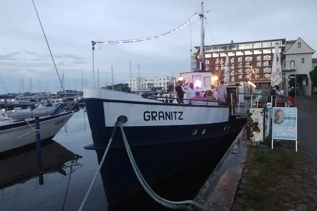 An der „Granitz“ im Barther Hafen wurde am Samstag ordentlich gefeiert. 120 überaus wechselvolle Jahre hat das Schiff auf dem Buckel.