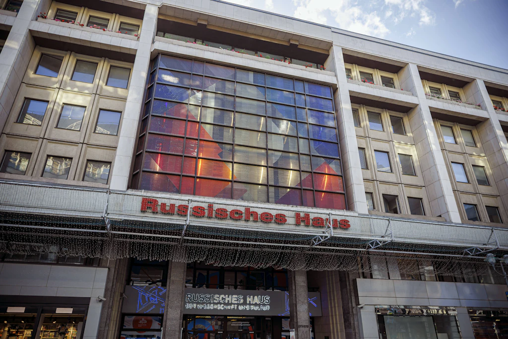Das Russische Haus ist offiziell ein russisches Kultur- und Informationszentrum. Betrieben wird es von der staatlichen Agentur Rossotrudnitschestwo, die seit 2022 auf der Sanktionsliste der EU steht.