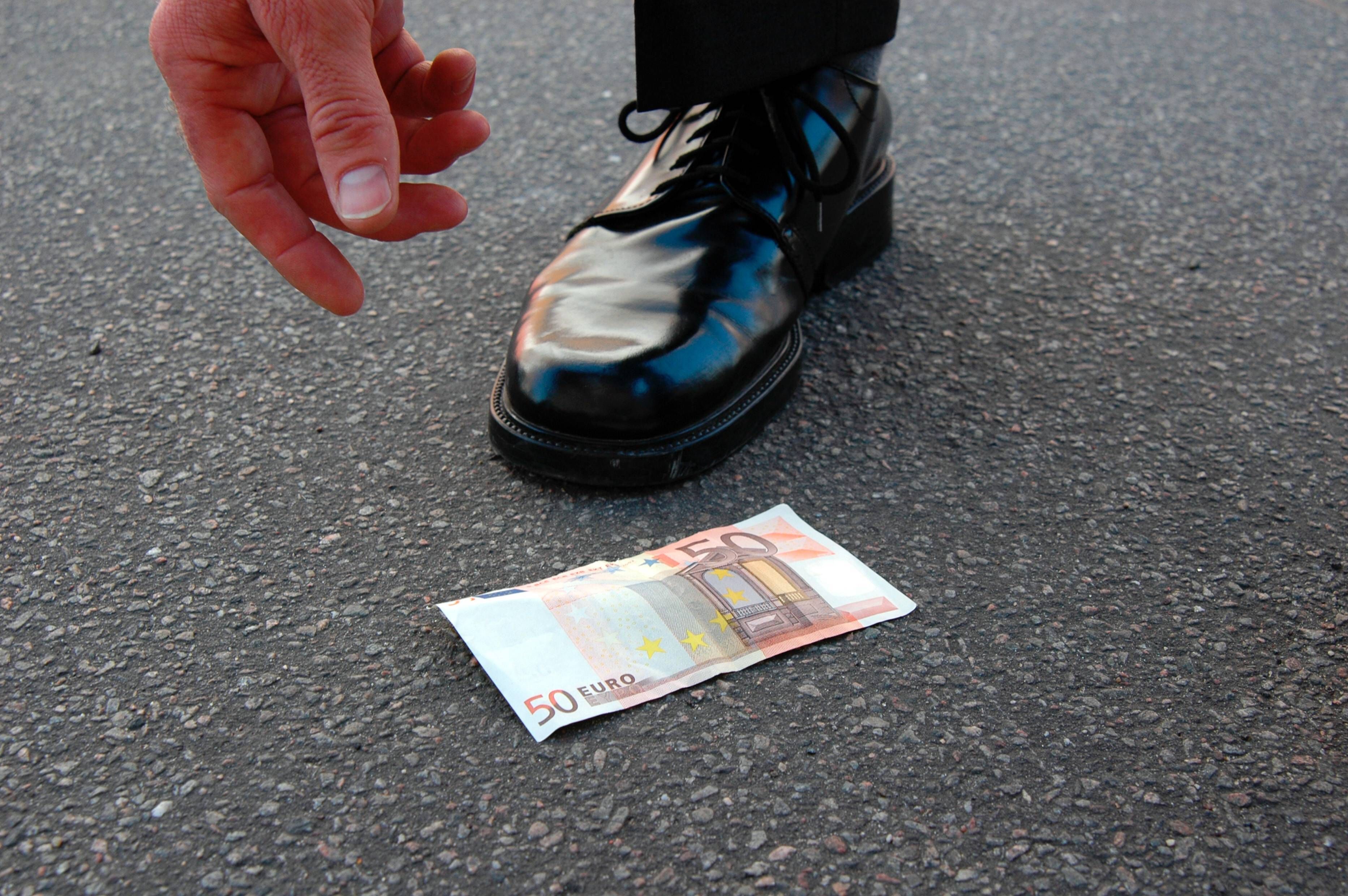 Obdachloser findet Aktentasche voller Geld – und verteilt 4390 Euro an Passanten