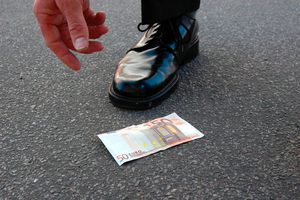 Ein 50-Euro-Schein auf dem Asphalt: In Belluno griffen einige Passanten zu, andere riefen die Polizei. (Symbolbild)